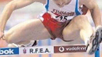 <b>CARA Y CRUZ. </b>Allyson Felix, el futuro y Torri Edwards, pillada en un control.