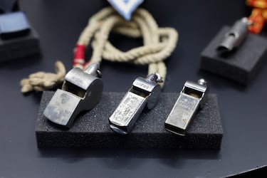 Exposición de silbatos en la tercera edición del Hall of Fame de baloncesto en el estadio de La Cartuja en Sevilla.