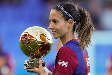 La centrocampista del FC Barcelona Aitana Bonmatí presenta a su afición el Balón de Oro antes del encuentro de la séptima jornada de la Primera División F 2023-2024 entre el FC Barcelona y el Sevilla FC en el estadio Johan Cruyff de Barcelona, este domingo.
