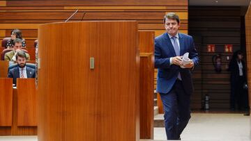 VALLADOLID, 04/10/2022.- El presidente de Castilla y Le¨®n, Alfonso Fern¨¢ndez Ma?ueco antes de intervenir en el pleno de las Cortes de Castilla y Le¨®n, este martes. EFE/ Nacho Gallego