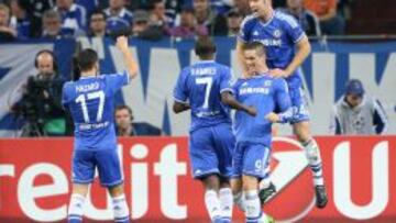 Fernando Torres celebra uno de los goles ante el Schalke.