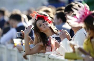 Grand National: Ladies' Day elegance from Aintree