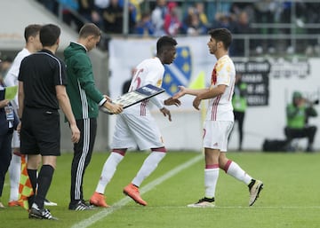 El delantero del Athletic sólo jugó un encuentro con la Selección española: fue ante Bosnia en el año 2016. Apenas disfrutó de 30 minutos vistiendo la elástica nacional: entró al terreno de juego en el minuto 60 sustituyendo a Marco Asensio.