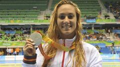 La nadadora Sarai Gasc&oacute;n posa con una medalla de plata conquistada en los Juegos Paral&iacute;mpicos de R&iacute;o.