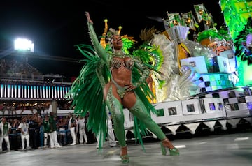 Estos días la ciudad brasileña se viste de gala para disfrutar del Carnaval 2023. Bailes, desfiles, samba... llenan de color la ciudad ciudad costera de Brasil, famosa por sus playas de Copacabana e Ipanema, la estatua del Cristo Redentor sobre el cerro del Corcovado y el morro Pan de Azúcar.