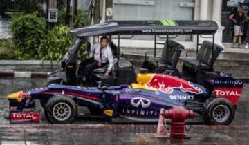 El coche de fórmula uno de Red Bull, el Racing RB6, llama la atención de los viandantes.