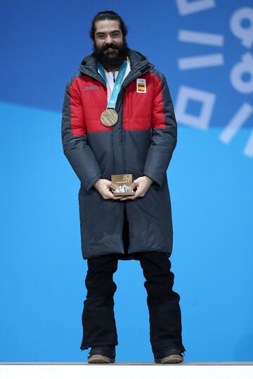 Regino Hernández celebra la medalla de bronce.