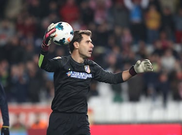 Defendió la portería del Atleti la temporada 2013-14. Jugó 5 encuentros. Consiguió una Liga. 