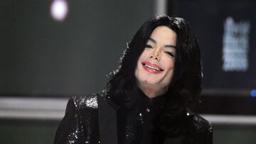 Además de todos los retoques que se hizo el malogrado cantante estadounidense, lo que más llamó la atención de su cambio estético fue la modificación de su color de piel, que pasó del negro al blanco con los años.