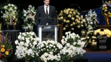 Pau Gasol dedició unas palabras en español a Jerry Buss durante su funeral.