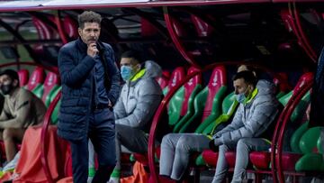 Simeone, pensativo durante el Lokomotiv-Atlético de Champions.