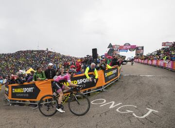 Simon Yates durante la etapa. 