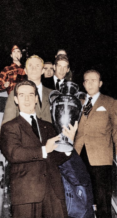 Santamaría, Di Stéfano y Zárraga bajan por las escaleras del avión con la Copa de Europa conquistada ante el Eintracht Fráncfort (7-3) en 1960. 

 