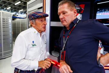 Sir Jackie Stewart habla con Jos Verstappen en el garaje de Red Bull Racing antes del Gran Premio.