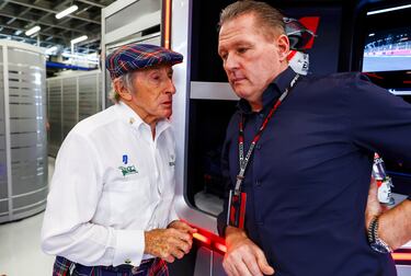 Sir Jackie Stewart habla con Jos Verstappen en el garaje de Red Bull Racing antes del Gran Premio.
