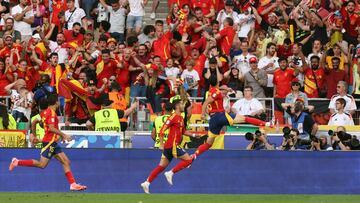 Stuttgart (Germany), 05/07/2024.- Mikel Merino of Spain (R) celebrates scoring the 2-1 goal with teammates and fans during the UEFA EURO 2024 quarter-finals soccer match between Spain and Germany, in Stuttgart, Germany, 05 July 2024. (Alemania, España) EFE/EPA/FRIEDEMANN VOGEL
