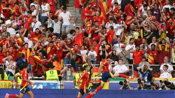 Stuttgart (), 05/07/2024.- Mikel Merino of Spain (R) celebrates scoring the 2-1 goal with teammates and fans during the UEFA EURO 2024 quarter-finals soccer match between Spain and , in Stuttgart, , 05 July 2024. (Alemania, España) EFE/EPA/FRIEDEMANN VOGEL
