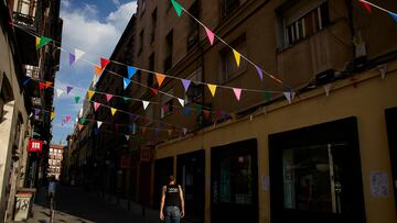 Ambiente durante la primera jornada fiestas en honor a San Cayetano, a 4 de agosto de 2022, en Madrid (España). Las fiestas en honor a San Cayetano, patrono del Pan y del Trabajo, se celebran desde el 4 de agosto hasta el día 7 de agosto y junto a la fiesta de San Lorenzo y la Paloma, son las tres verbenas más castizas de Madrid. La calle del Oso es una de los lugares principales de los festejos y es decorada por los vecinos del barrio. La procesión con la imagen del Santo por las calles de El Rastro el domingo 7 de agosto, pone fin a cuatro días de actividades en honor a San Cayetano.
04 AGOSTO 2022;AMBIENTE;MADRID;FIESTAS SAN CAYETANO;2022
Jesús Hellín / Europa Press
04/08/2022