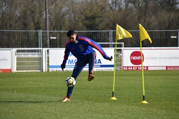 Se realizaron trabajos tácticos en defensa y ataque. Más adelante, tras una corta charla de Lorenzo y Pékerman, el grupo completo hizo fútbol en espacio reducido en el que el foco fue la toma de decisiones.