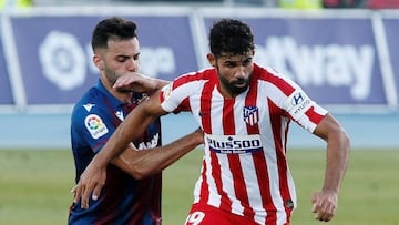 GRAF5870. ALICANTE, 23/06/2020.- El defensa del Levante, Bruno González (i), disputa un balón ante el delantero hispano-brasileño del Atlético de Madrid, Diego Costa (d), durante el encuentro perteneciente a la 31º jornada