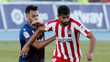 GRAF5870. ALICANTE, 23/06/2020.- El defensa del Levante, Bruno Gonz&aacute;lez (i), disputa un bal&oacute;n ante el delantero hispano-brasile&ntilde;o del Atl&eacute;tico de Madrid, Diego Costa (d), durante el encuentro perteneciente a la 31&ordm; jornada