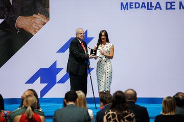 La vicealcaldesa de Madrid, Begoña Villacís, entrega la medalla al presidente de la Fundación Loewe, Enrique Loewe.
