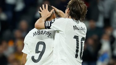 MADRID, 14/05/2025.- El delantero francés del Real Madrid Kylian Mbappé (i) celebra con Luka Modric su gol durante el partido de la jornada 36 de LaLiga de fútbol que Real Madrid y RCD Mallorca disputan este miércoles en el estadio Santiago Bernabéu. EFE/Chema Moya
