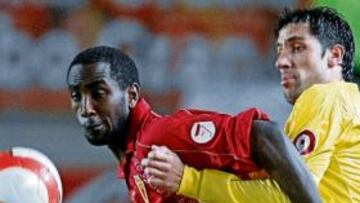 <b>IMPRECISO. </b>Goitom, agarrado por Capdevila, tuvo las ocasiones más claras del Murcia pero no estuvo fino de cara a la portería.