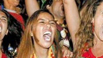<b>LA FIESTA NO ACABA. </b>La alegría se desbordó en el país vecino cuando Ricardo marcó el penalti decisivo. Hombres, mujeres, niños, ex jugadores, nadie reprimió su alegría.