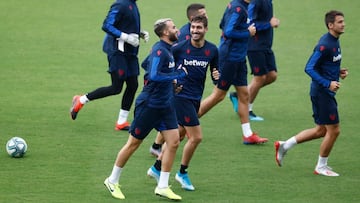 Los jugadores del Levante se ejercitan en el Ciutat de València.