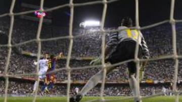 Cristiano Ronaldo cabecea ante Jos&eacute; Manuel Pinto en el que ser&iacute;a el gol del triunfo del Real Madrid ante el Barcelona en la final de la Copa del Rey de 2011.