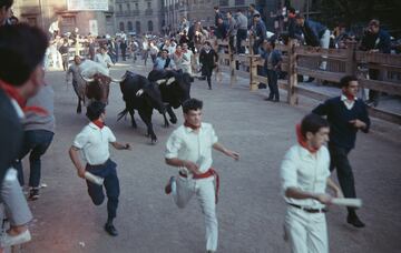 El tradicional encierro de toros en Pamplona, ​​España, alrededor de 1965.