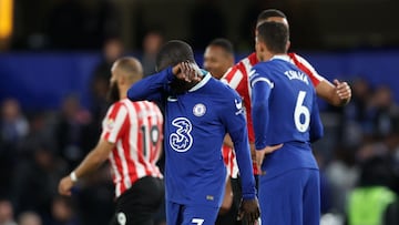 Soccer Football - Premier League - Chelsea v Brentford - Stamford Bridge, London, Britain - April 26, 2023 Chelsea's N'Golo Kante looks dejected after the match REUTERS/David Klein EDITORIAL USE ONLY. No use with unauthorized audio, video, data, fixture lists, club/league logos or 'live' services. Online in-match use limited to 75 images, no video emulation. No use in betting, games or single club /league/player publications.  Please contact your account representative for further details.