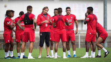 El seleccionador de Perú Ricardo Gareca durante el primer entrenamiento en Schruns, Austria, hoy 1 de junio de 2018. Perú llegó anoche a la localidad austriaca para preparar el Mundial de Rusia 2018, con la novedad de la incorporación del capitán Paolo Guerrero tras se suspendida temporalmente su sanción por un tribunal federal suizo.