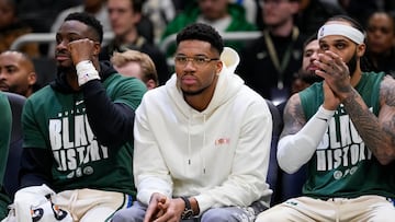 Giannis Antetokounmpo, en el banquillo durante un partido de los Bucks contra los Pelicans.