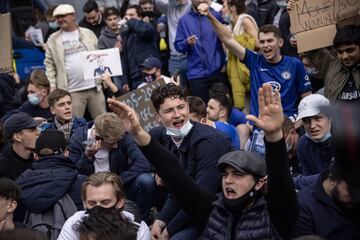 Los seguidores del Chelsea protestan contra la recién propuesta Superliga europea antes del partido de la Premier League entre Chelsea y Brighton & Hove Albion en Stamford Bridge.