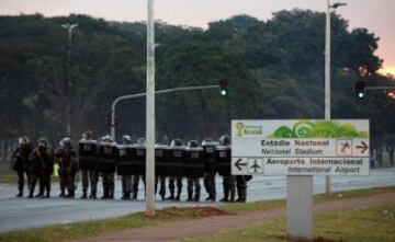 Los pueblos nativos de diferentes tribus de Brasil protestaron contra la política indígena del gobierno y de los costes de la Copa del Mundo de 2014. Los cuerpos de seguridad lanzaron gases lacrimógenos para evitar que los manifestantes se acercaran al estadio Mane Garrincha de Brasilia donde se exhibía la Copa del Mundo. 