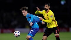 &Ouml;zil pugna por la pelota en el partido contra el Watford.