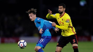 Özil pugna por la pelota en el partido contra el Watford.