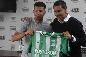 Los extranjeros Hernán Barcos y Pablo Ceppelini se pusieron la camiseta de Atlético Nacional durante la presentación oficial como nuevos refuerzos para la Liga Águila y Copa Libertadores.