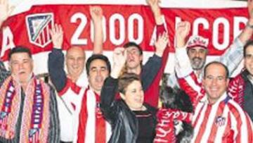 <b>BIEN RECIBIDO. </b>La Peña Atlética 2000 posaba ayer con la ilusión de ver cerca a su Atlético.