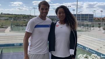Rafa Nadal y Naomi Osaka posan en las instalaciones de la Rafa Nadal Academy by Movistar.