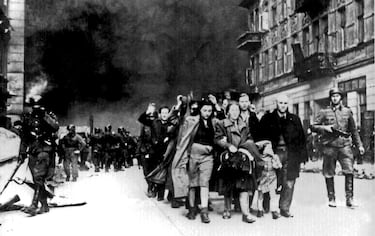 El 19 de abril de 1943, los alemanes entraron en el mayor gueto judío de Europa (creado en noviembre de 1940), el de Varsovia, para llevar a cabo la deportación de judíos a los campos de concentración de Treblinka, lo que dio lugar al levantamiento de los judíos contra los soldados alemanes. Se hicieron con armas y se organizaron en búnkeres para repeler a los germanos, pero no pudieron aguantar las represalias nazis que incendiaron edificios enteros para que los judíos salieran de sus escondites. Casi un mes después, el 16 de mayo, la resistencia fue sometida en su totalidad con la destrucción de la Gran Sinagoga, poniendo fin al gueto. 