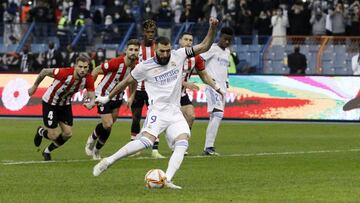 Karim Benzema ejecuta el lanzamiento de penalti con el que el Real Madrid marcó el 0-2 definitivo en la final de la Supercopa de España contra el Athletic.