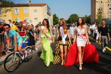 Miss Dauphine 2012, Miss Rhone Alpes 2012 y Miss Rhone 2013 antes de la salida de etapa.