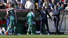 El entrenador del Real Betis, Juan Merino (c), protesta en presencia de Jose Manuel Gonzalez (d), entrenador del Granada.