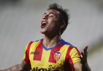 El futbolista chileno Eduardo Vargas del Valencia, celebra un gol de su equipo con sus compañeros durante el partido de dieciseisavos de la Europa League que han disputado frente al Dinamo de Kiev, en el estadio GSP de Nicosia, Chipre