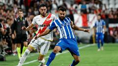 MADRID, 15/09/2023.- El centrocampista del Alavés, Rubén Duarte (d), intenta controlar el balón ante el jugdor del Rayo Vallecano, Kike, durante el encuentro correspondiente a la quinta jornada de primera división disputado hoy viernes en el estadio de Vallecas, en Madrid. EFE / Sergio Pérez.
