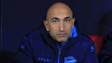 Abelardo en el banquillo.