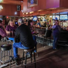 ¿Por qué está reabriendo Wisconsin bares y restaurantes?